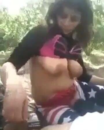 سكس مصري في الجنينة صاحبته تقلع وتمص زبه وتركبه نار