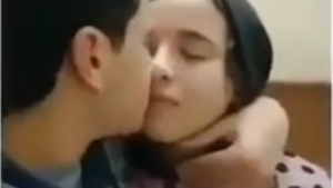 يمص بزاز بنت خالته وبوس بعدين ينيكها في طيزها في الاوضة الجزء الثاني
