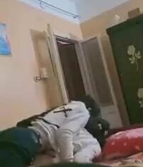 يجيب بنت خاله البيت ينيكها في طيزها وهي مش راضية