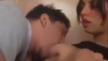 شاب يمص لصاحبتها بزازها وكسها وهي هايجة علي الاخر