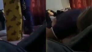 ينيك مرات ابوه يقلعها العبايه ونازل نيك في جسمها الابيض