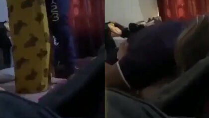 ينيك مرات ابوه يقلعها العبايه ونازل نيك في جسمها الابيض