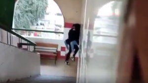 زانق صاحبته علي سلم الكليه كامل